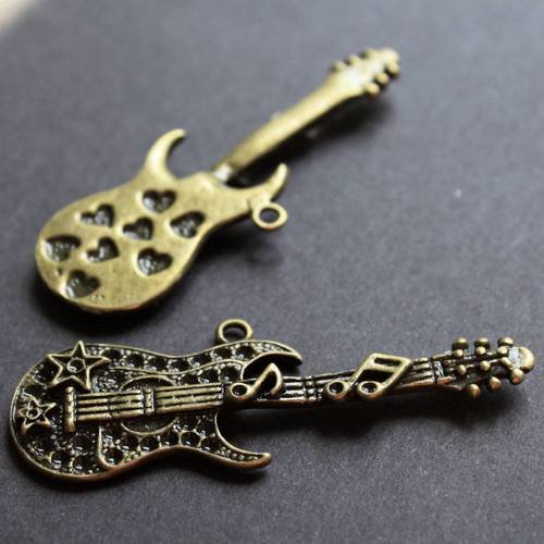 Grande breloque pendentif guitare en métal bronze 