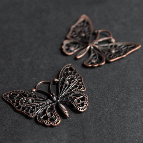 Grand pendentif papillon dentelle en métal cuivré 