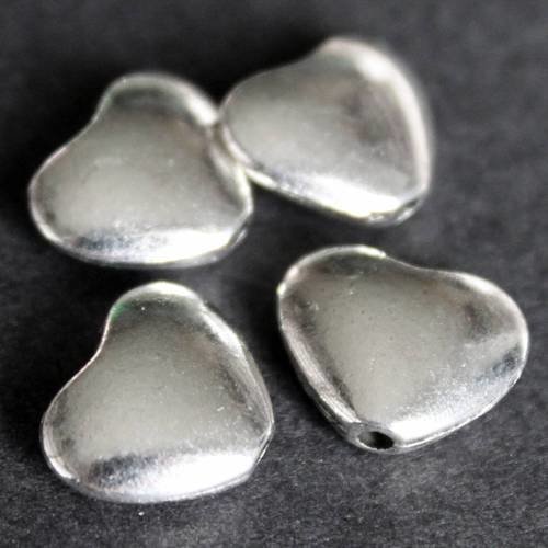 Lot de 4 petites perles intercalaires coeur en métal argenté clair 