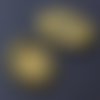 Joli médaillon support cabochon ovale en métal doré aspect vieil or