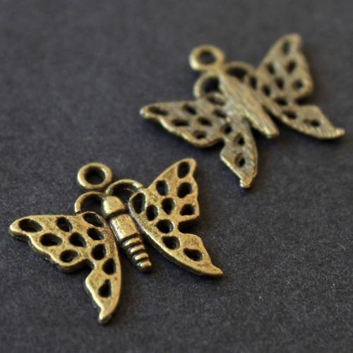 Lot de 2 jolis pendentifs papillon en métal bronze découpé 
