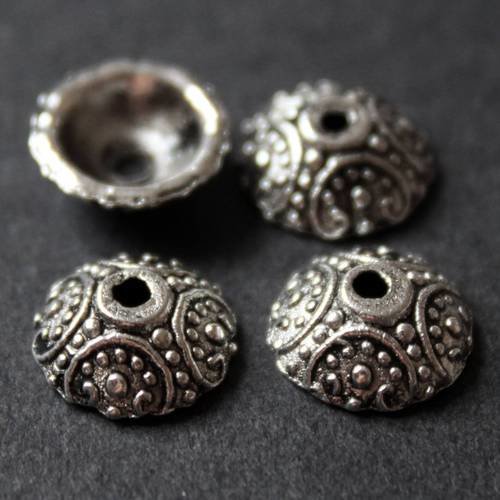 Lot de 6 coupelles décorées en métal argenté aspect vieil argent ---