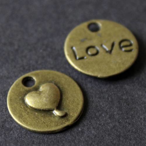 Lot de 2 breloques médailles "love" avec coeur en métal bronze 