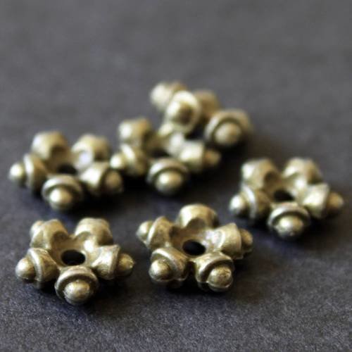 Lot de 10 petites  perles intercalaires originales en métal bronze ---