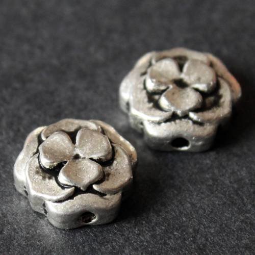 Lot de 4 perles palets fleur en métal argenté 