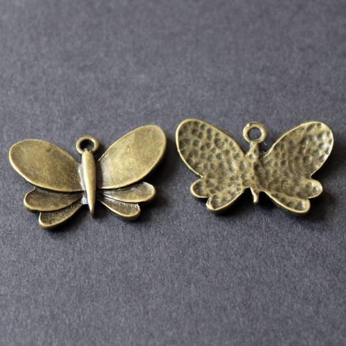 Belle breloque papillon en métal bronze - réf. a212 