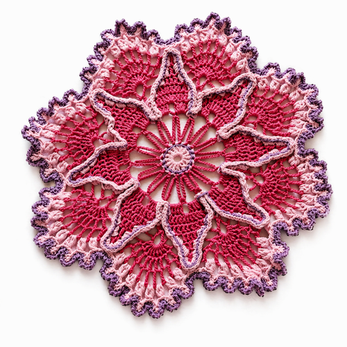 Napperon fleuri bohème au crochet rosée de l’aube