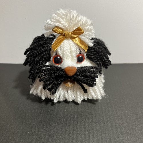 Adorable chien blanc et noir en pompons – décoration artisanale à suspendre