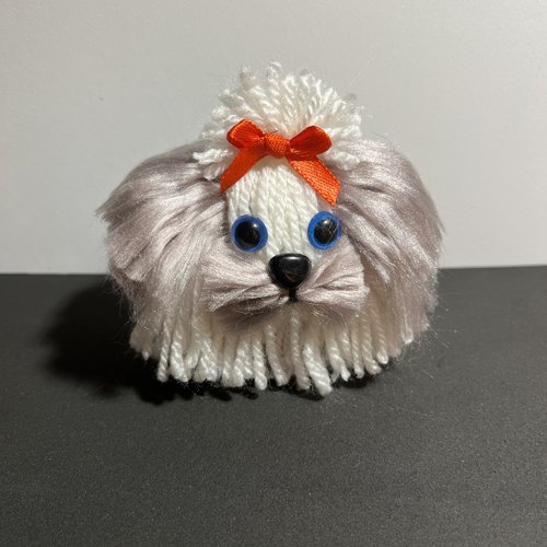 Adorable chien blanc et gris parme en pompons – décoration artisanale à suspendre