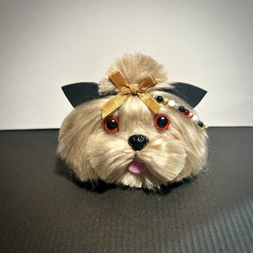 Petit chien pompon en laine acrylique beige clair à suspendre ou à poser