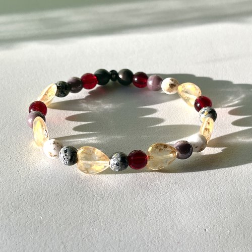 Bracelet fait main "miel et cendres" - coeurs ambrés, perles grenat, violettes satinées, grises mouchetées  – verre tchèque