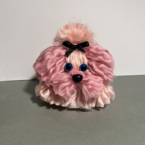 Adorable chien rose en pompons – décoration artisanale à suspendre (10 cm)