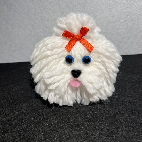 Adorable petit chien pompon en laine acrylique blanche à suspendre ou à poser