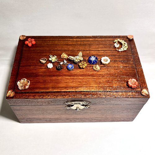 Écrin à bijoux unique : bois restauré & perles de verre tchèques