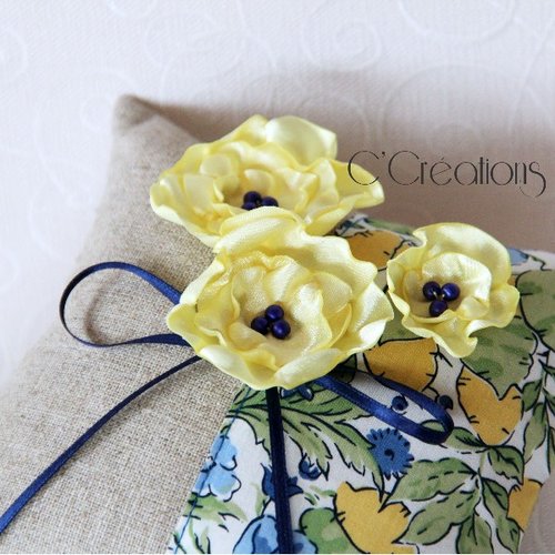 Coussin d'alliances en toile de lin et coton fleuri coloris bleu et jaune, fleurs de satin jaunes