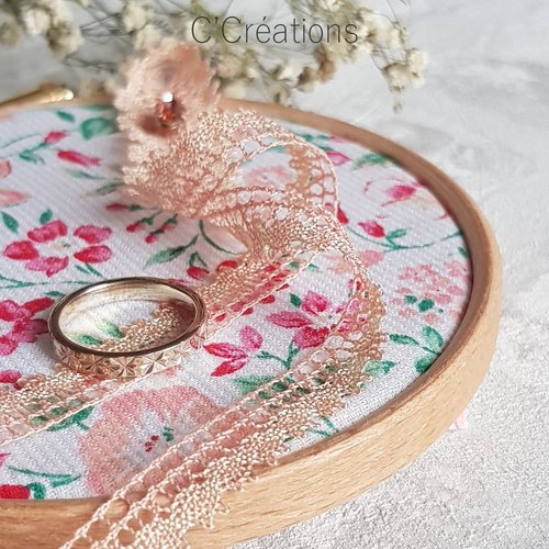 Porte-alliances tambour mariage { flora } en piqué de coton fleuri coloris rose, pêche, vert