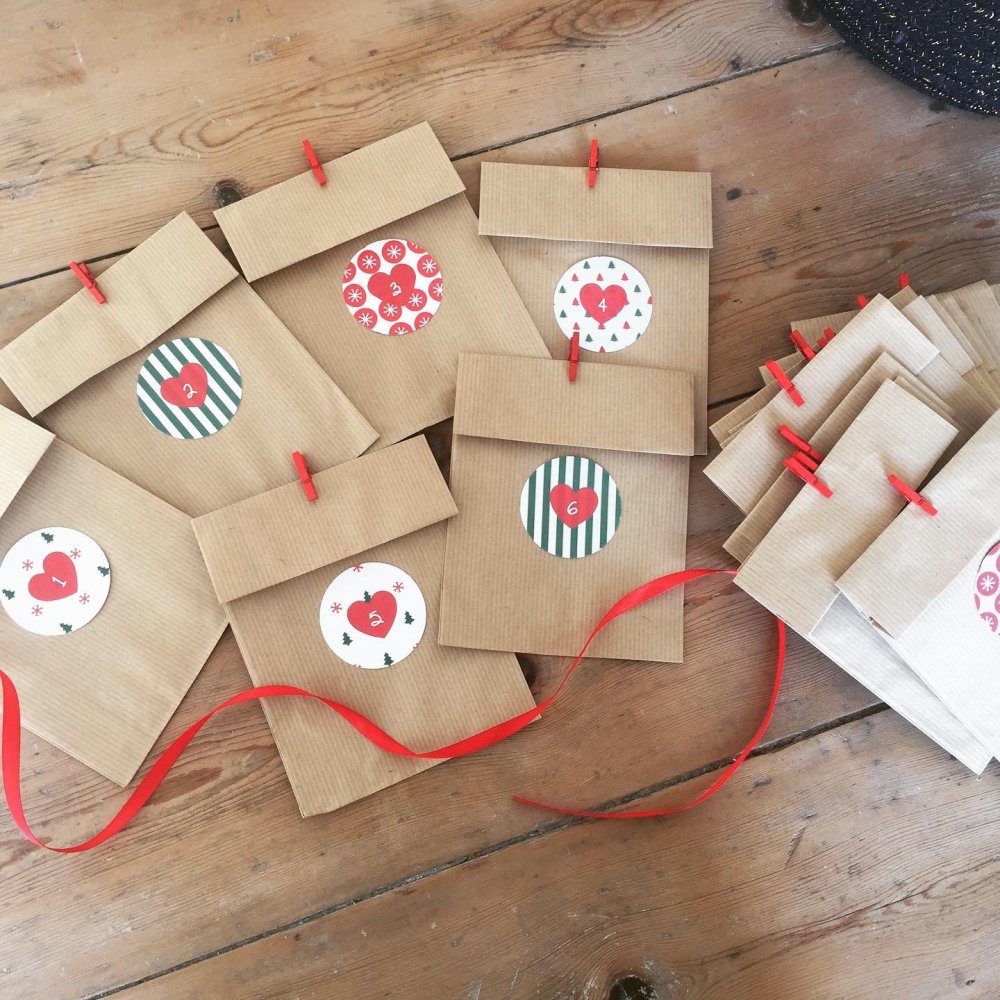 Calendrier De L Avent 24 Sachets En Papier Kraft Un Grand Marché