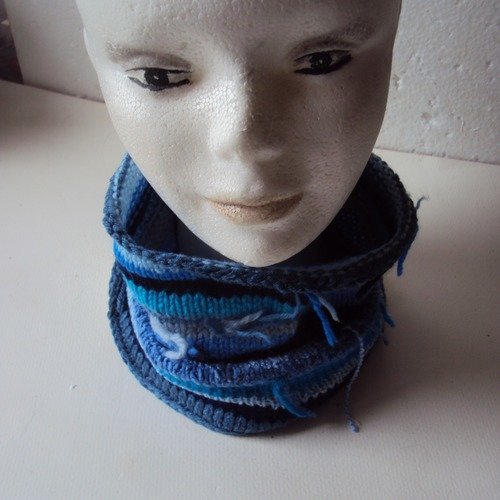 Snood tricot différents bleus fils apparents