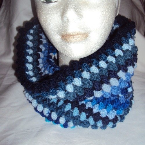 Snood mixte crocheté nuance de bleus laine acrylique