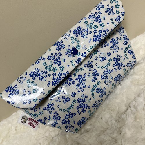 Pochette « fleur bleue » en coton enduit