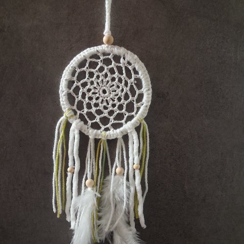 Attrape-rêves blanc au crochet – décoration murale bohème faite main – 10 cm