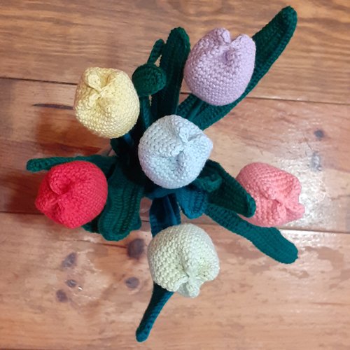 Bouquet de 3 tulipes crochetées à la main en coton – fleurs éternelles