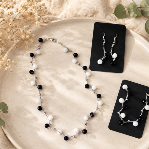 Parure de bijoux au crochet noir et blanc