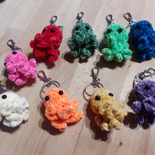 Porte-clés poulpe en coton velours – création crochetée à la main