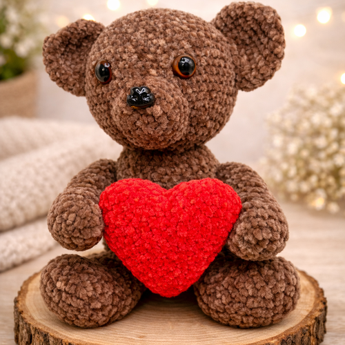 Ours crocheté avec cœur rouge – décoration sur socle en bois – centre de table fait main