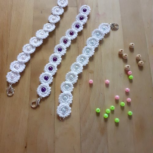 Bracelet fleur crocheté à la main – bijou bohème en coton – perle au choix – personnalisable