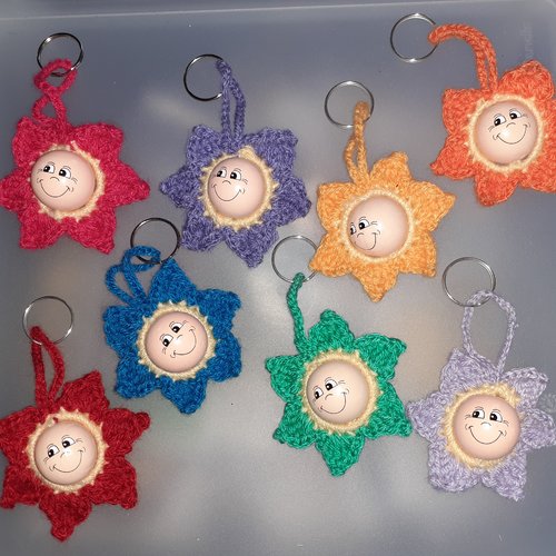 Porte-clé soleil crocheté à la main – tête en bois souriante – fil français – 8 coloris
