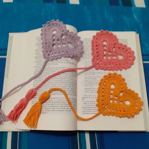 Marque-page cœur crocheté à la main – coton oeko-tex® – cadeau pour lecteur – 9 coloris