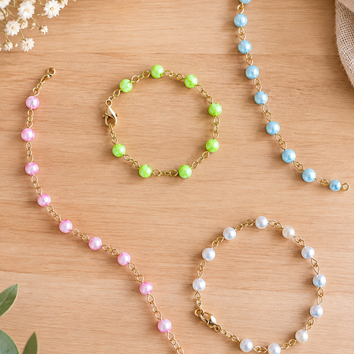 Bracelet fin crocheté en fil métallique doré – perles colorées