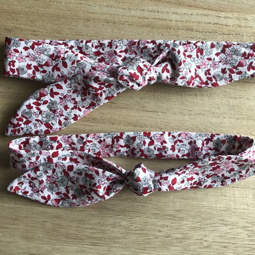 Bandeau en coton fleuri bordeaux et blanc sur fond blanc pour enfant