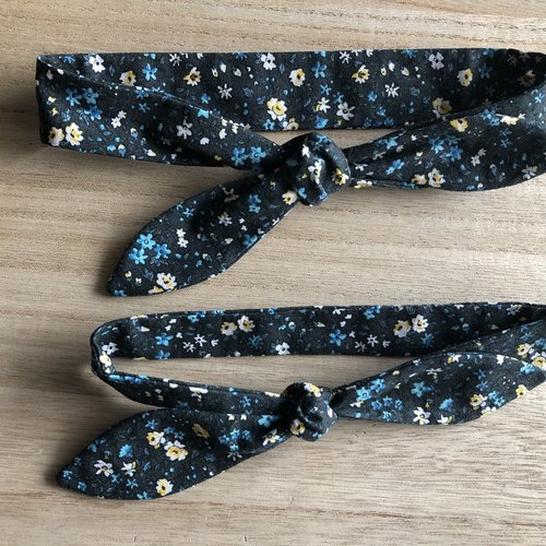 Bandeau en coton fleuri bleu clair sur fond noir pour enfant