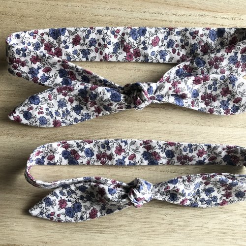 Bandeau en coton fleuri bordeaux et blanc sur fond blanc pour enfant