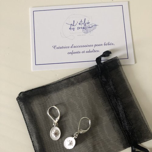 Dormeuses en métal argenté avec médaille rose des vents émaillée blanc