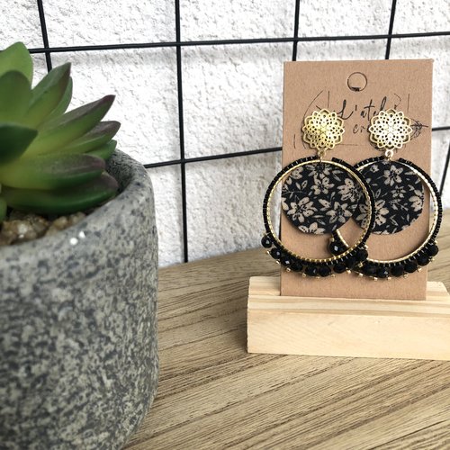 Clous d'oreilles dorés tissés avec sequin en tissu noir