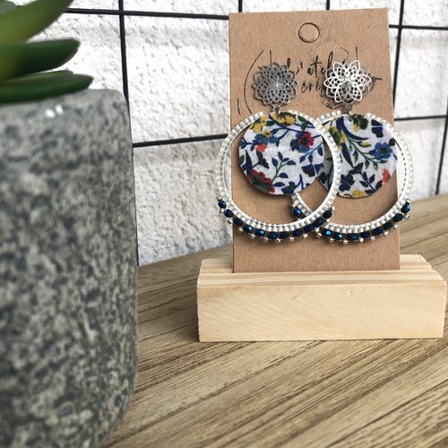 Clous d'oreilles argentés tissés avec sequin en tissu bleu