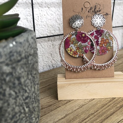 Clous d'oreilles argentés tissés avec sequin en tissu fushia
