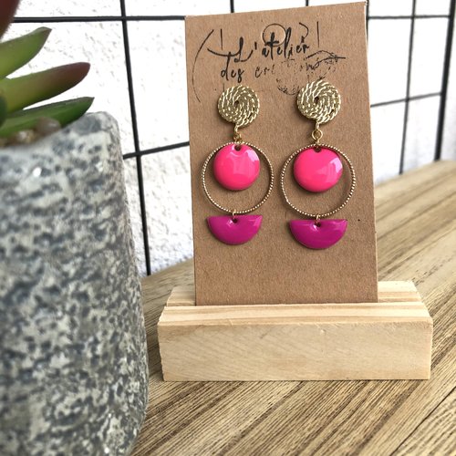Clous d’oreilles cordage sequin émaillé et anneau strié fushia
