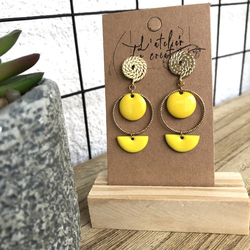 Clous d’oreilles cordage sequin émaillé et anneau strié jaune
