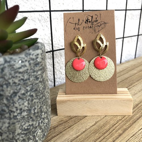 Clous d'oreilles tulipe dorés avec sequin émaillé rose fluo
