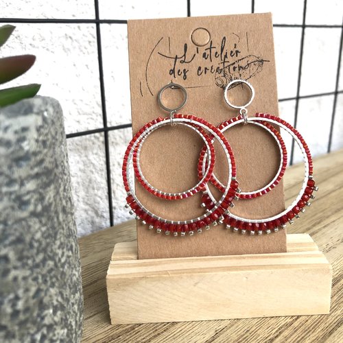Clous d'oreilles double anneau en métal argenté tissés à la main de perles miyuki et de perles à facettes rouge