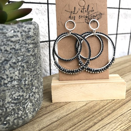 Clous d'oreilles double anneau en métal argenté tissés à la main de perles miyuki et de perles à facettes gris foncé