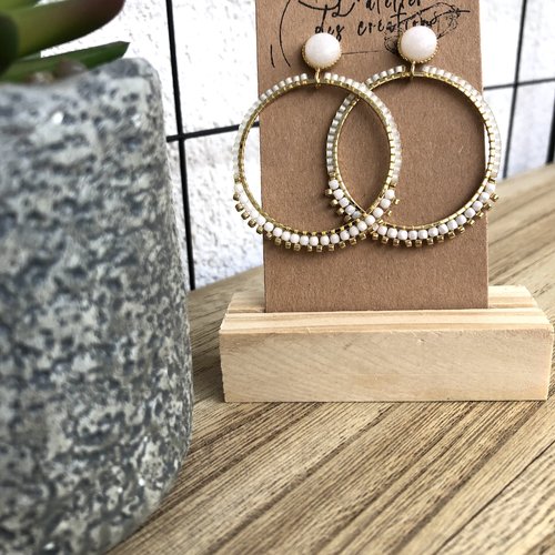 Clous d'oreilles en métal doré avec cabochon agate teintée blanc
