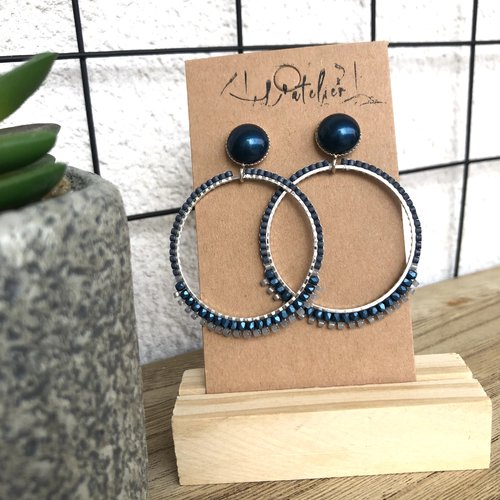 Clous d'oreilles en métal argenté avec cabochon nacré bleu
