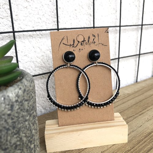 Clous d'oreilles en métal argenté avec cabochon noir