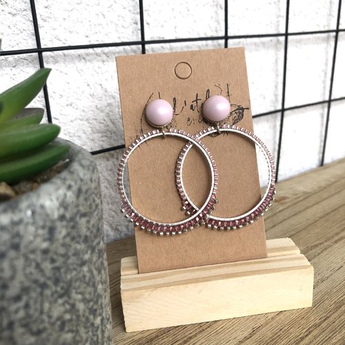 Clous d'oreilles en métal argenté avec cabochon rose