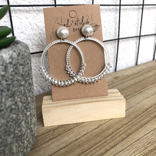 Clous d'oreilles en métal argenté avec cabochon nacré blanc